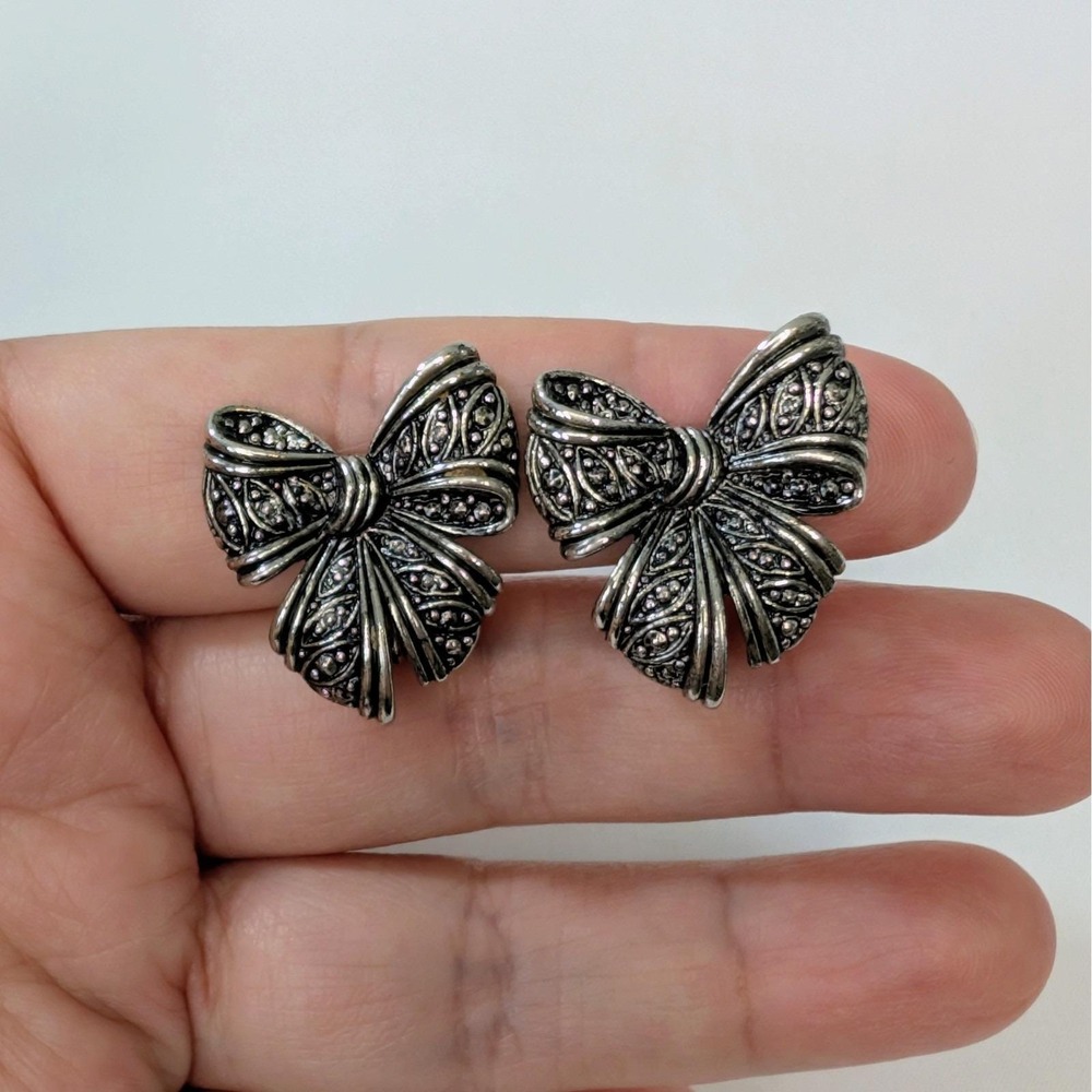 Vintage 1990 AVON Clip On Filigree Antique Silver Bow Earrings 1" - Picture 3 of 9